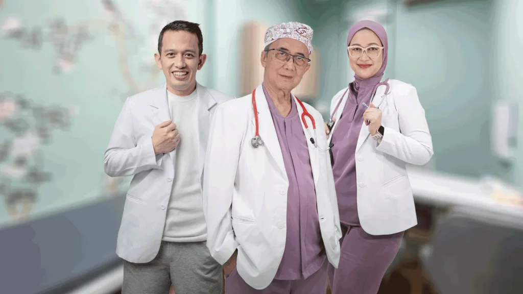 dokter spesialis anak memeriksa balita di klinik hello baby bandung