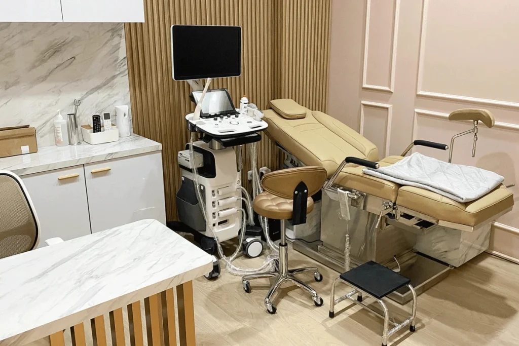 ruang pemeriksaan obgyn klinik hello baby bandung